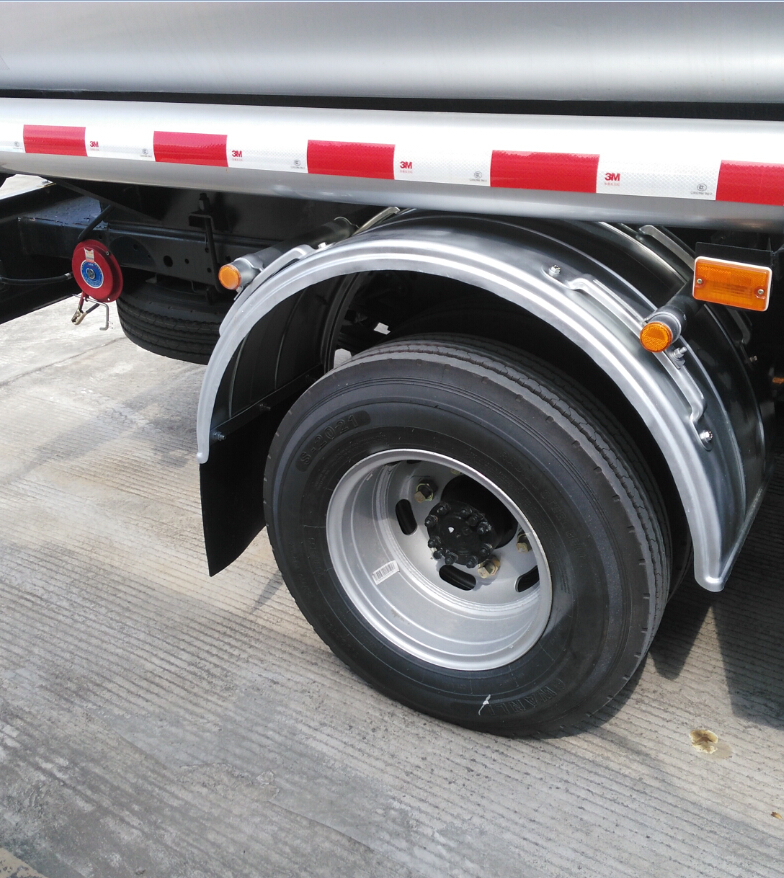 8吨福田欧马可油罐车