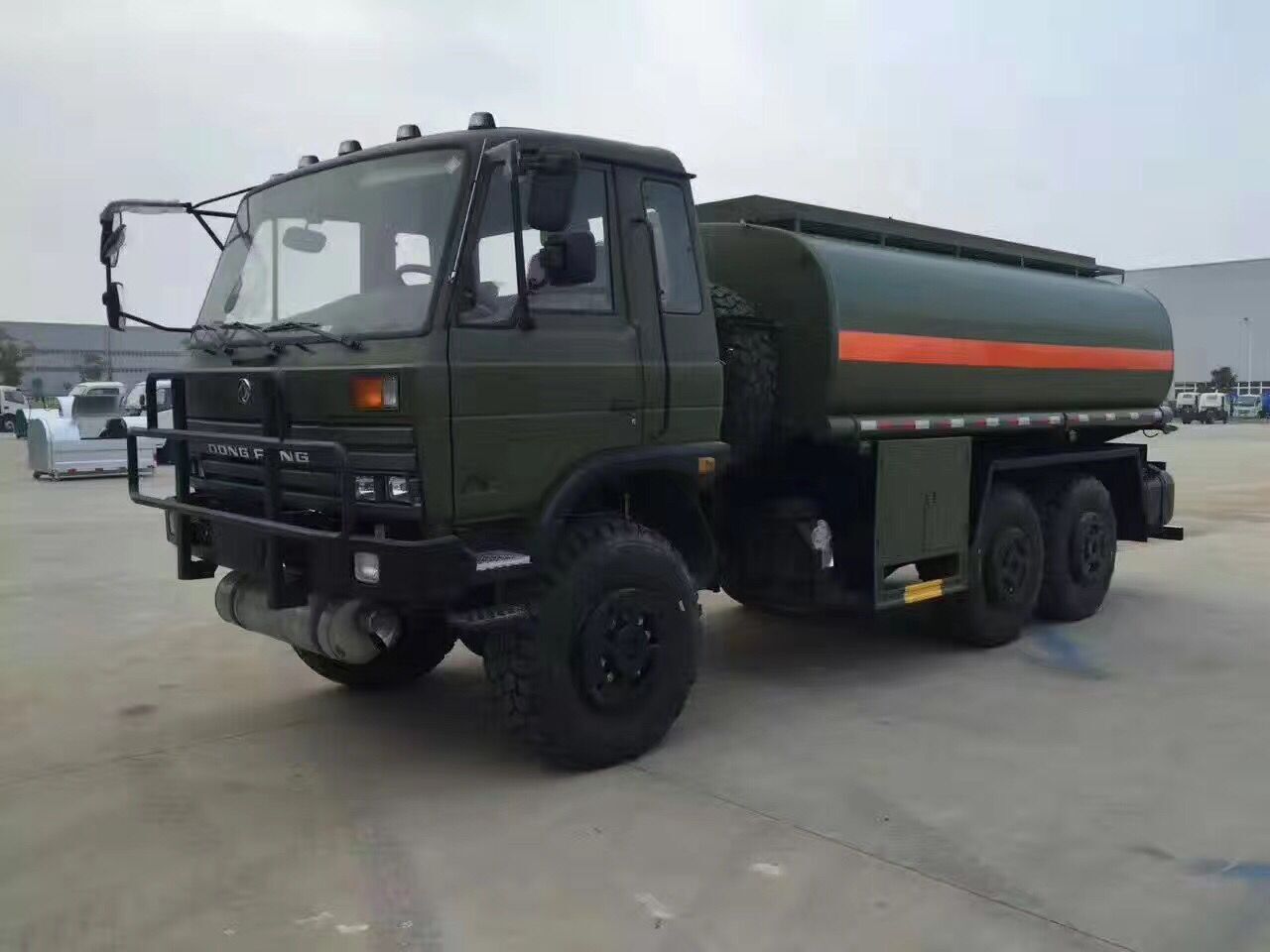 军用油罐车图片
