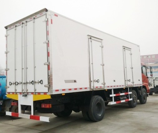 东风天锦小三轴前四后四8.6米冷藏车