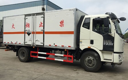 解放J6 6.2米易燃液体厢式运输车