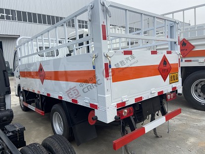 国六跃进蓝牌柴油版3.36米气瓶运输车