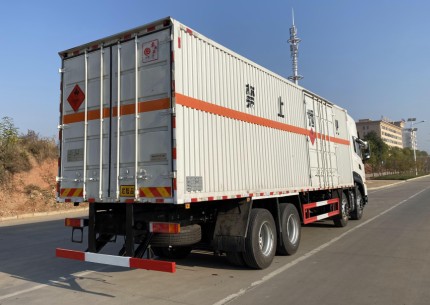 国六东风天龙9.4米易燃液体危险品厢式运输车