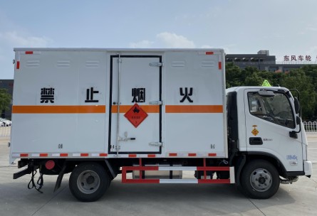 国六福田欧马可蓝牌4.1米易燃液体厢式运输车