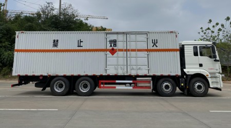 国六陕汽德龙新M3000厢长9.4米/9.3米三类易燃液体厢式运输车