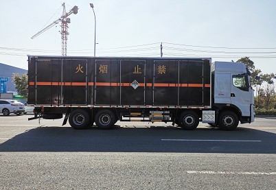 国六东风柳汽乘龙8X4厢式危化品运输车