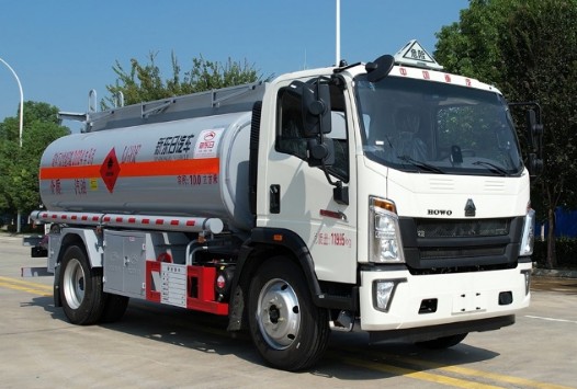 重汽豪沃10方油罐车