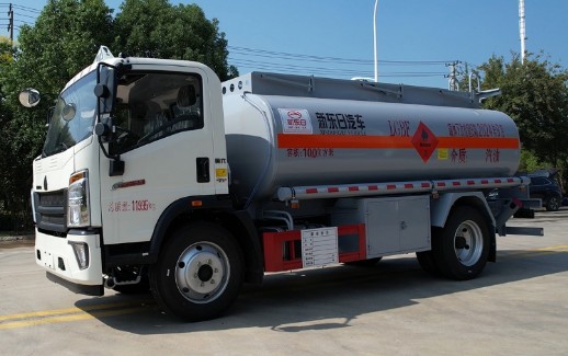 重汽豪沃10方油罐车