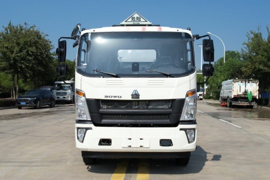 重汽豪沃10方油罐车