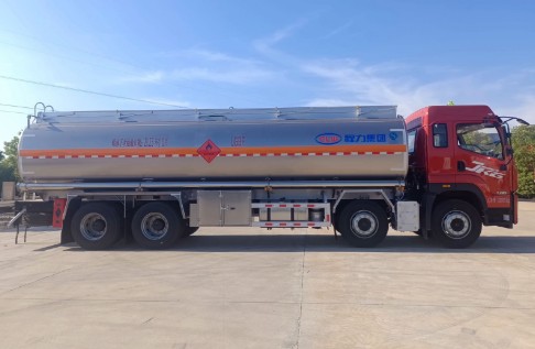 解放JK6前四后八铝合金油罐车_程力牌CL5320GYYLBWN型铝合金运油车