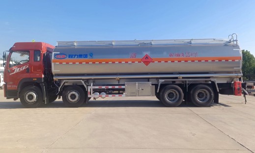 解放JK6前四后八铝合金油罐车_程力牌CL5320GYYLBWN型铝合金运油车