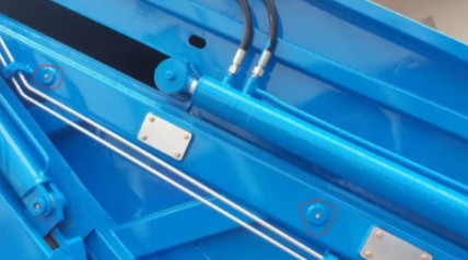 滑道增开黄油嘴,方便加注黄油 滑道增开黄油嘴,方便加注黄油