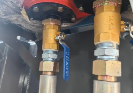 液压油箱出油口采用压头处理,避免渗油 液压油箱出油口采用压头处理,避免渗油